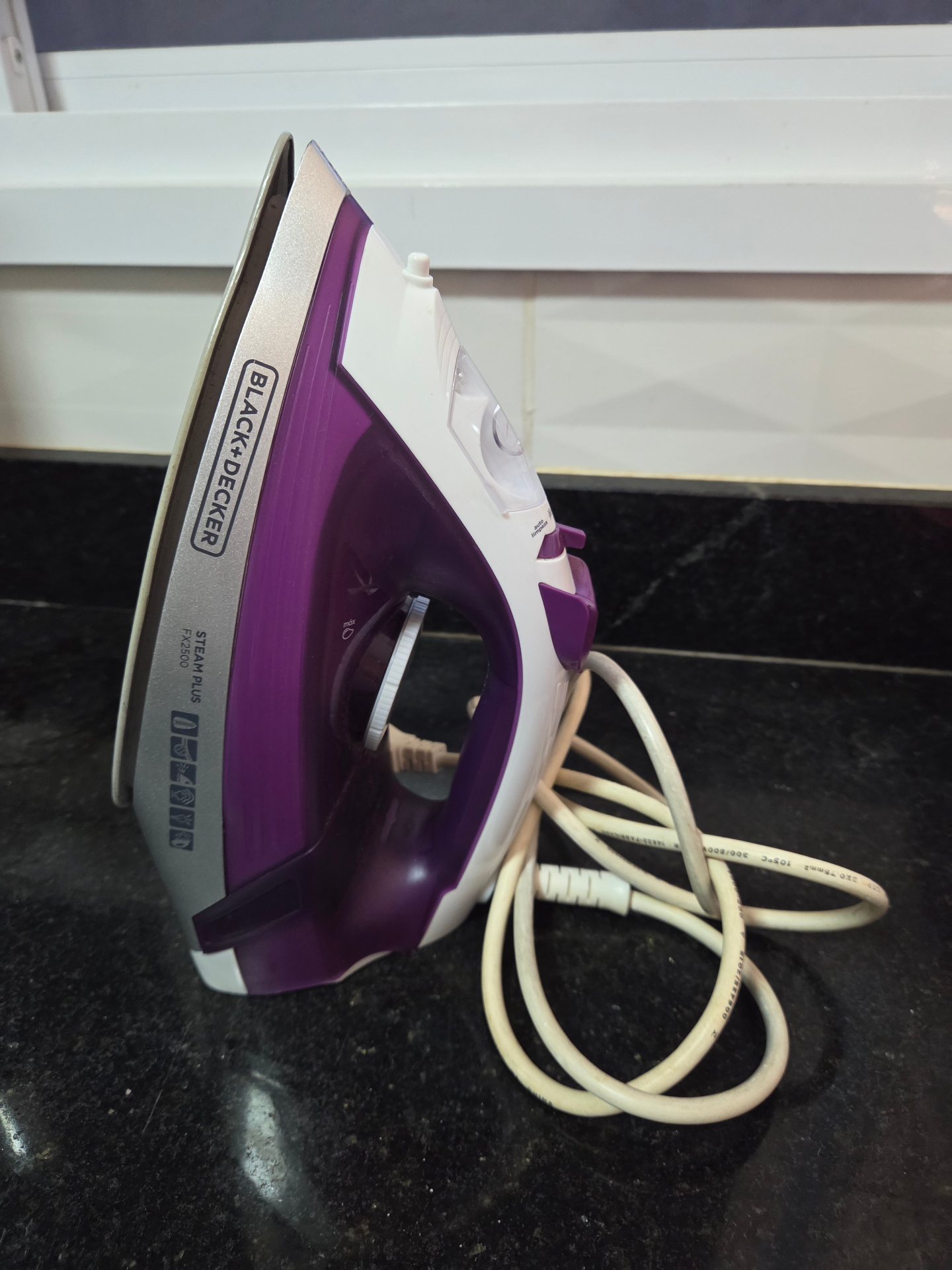 Conjunto Ferro de Passar Black+Decker Steam Plus FX2500 + Tábua de Passar Roupa